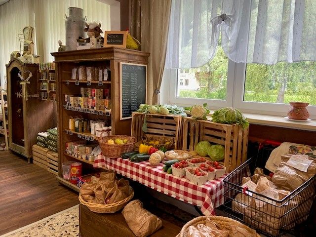 Innenansicht eines Hofladens mit Obst und Gemüse.