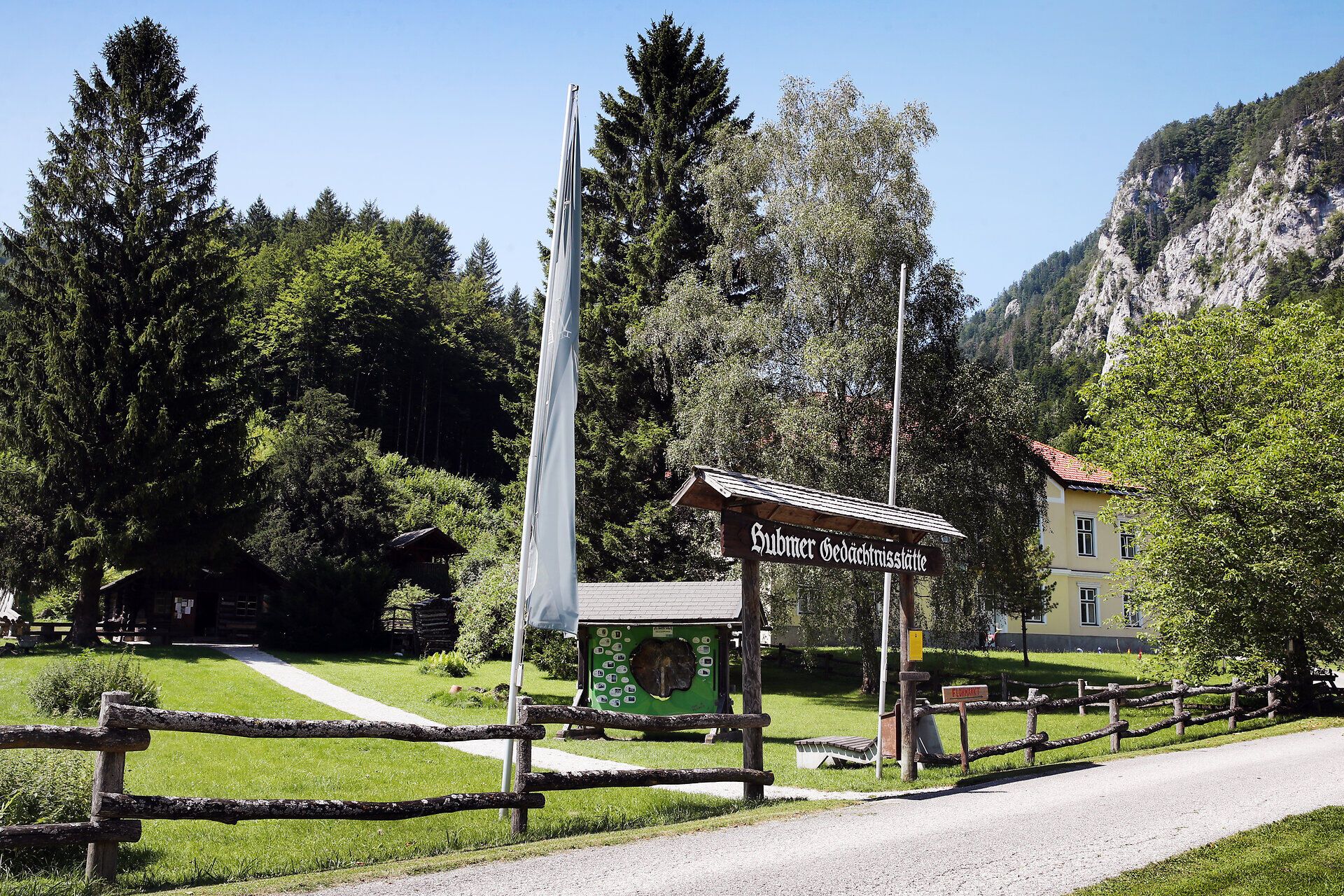 Das Bild zeigt den Eingang zur Hubmer Gedächtnisstätte im Naturpark Falkenstein. 