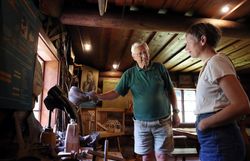 Ein Herr zeigt einer Frau die Ausstellung rund um die Holzgewinnung in der Hubmer Gedächtnisstätte im Naturpark Falkenstein.