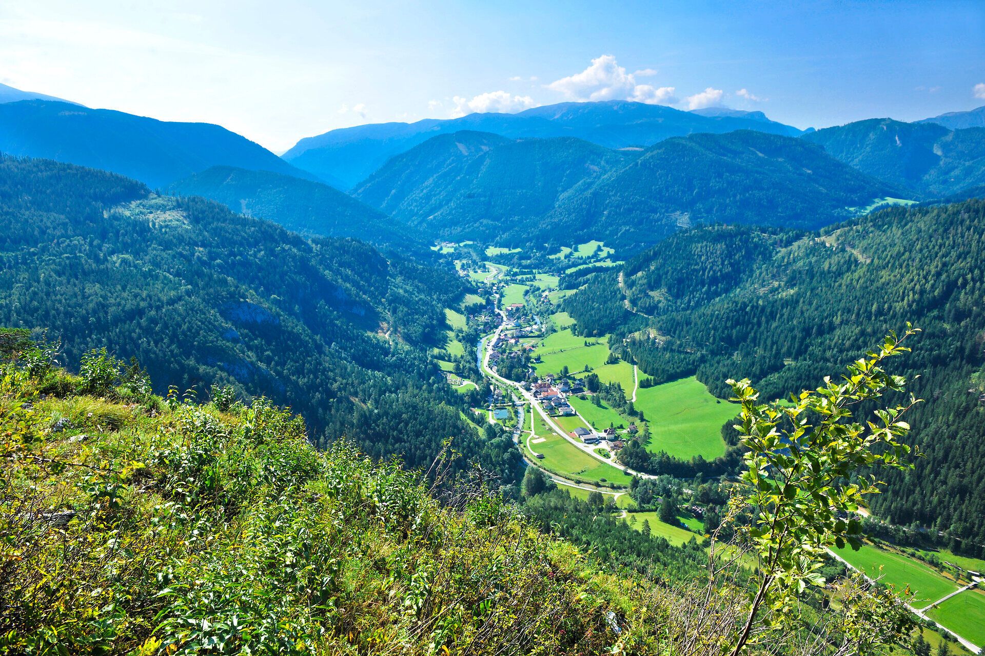 Die sanften Hügel und majestätischen Berge laden zu unvergesslichen Wanderungen ein. Saftige Wiesen und dichte Wälder schaffen eine harmonische Kulisse, die das Herz eines jeden Naturliebhabers höher schlagen lässt. Hier, wo die Luft frisch und klar ist, entfaltet sich die Schönheit des Sommers in voller Pracht.