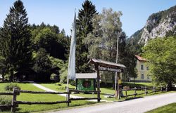 Das Bild zeigt den Eingang zur Hubmer Gedächtnisstätte im Naturpark Falkenstein. 