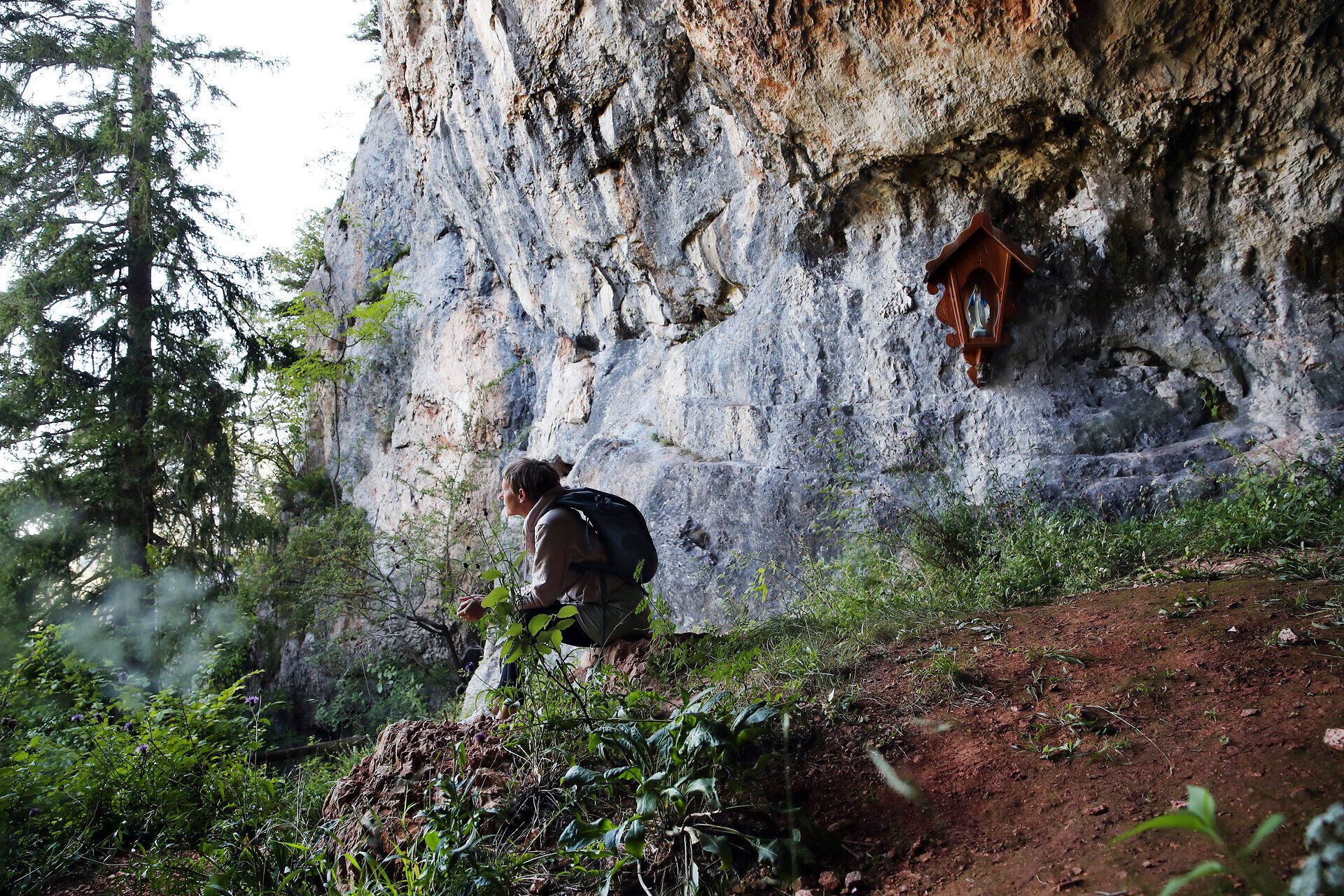 Eine Frau genießt den Ausblick von einem Rastplatz im Naturpark Falkenstein. 