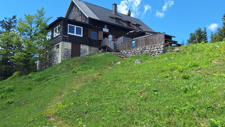 urige Hütte am Berg