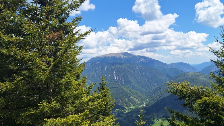 Ausblick auf eine bergige Landschaft